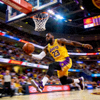 勒布朗·詹姆斯在NBA比赛中突破上篮的精彩瞬间