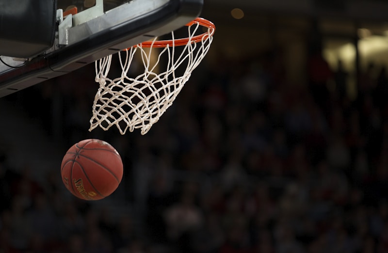 NBA总决赛湖人队与凯尔特人队球员争抢篮板瞬间